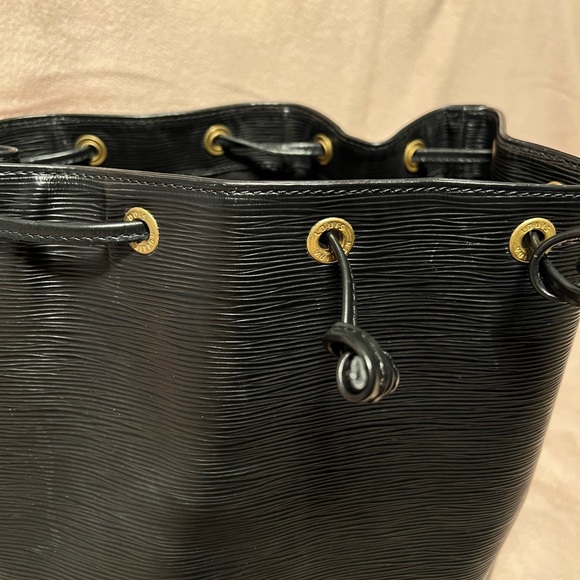 Authentic Louis Vuitton Black Epi Leather Neo Drawstring Bucket Bag - Picture 3 of 16